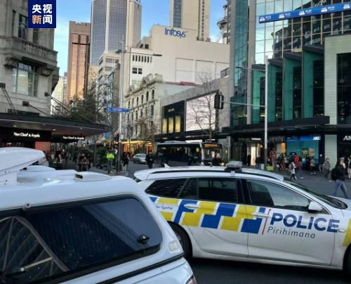 他一个五十岁的中年胖子，浑身上下被扒得只剩一条裤衩，身体被冷水浇过，头上还顶着冰碴子。